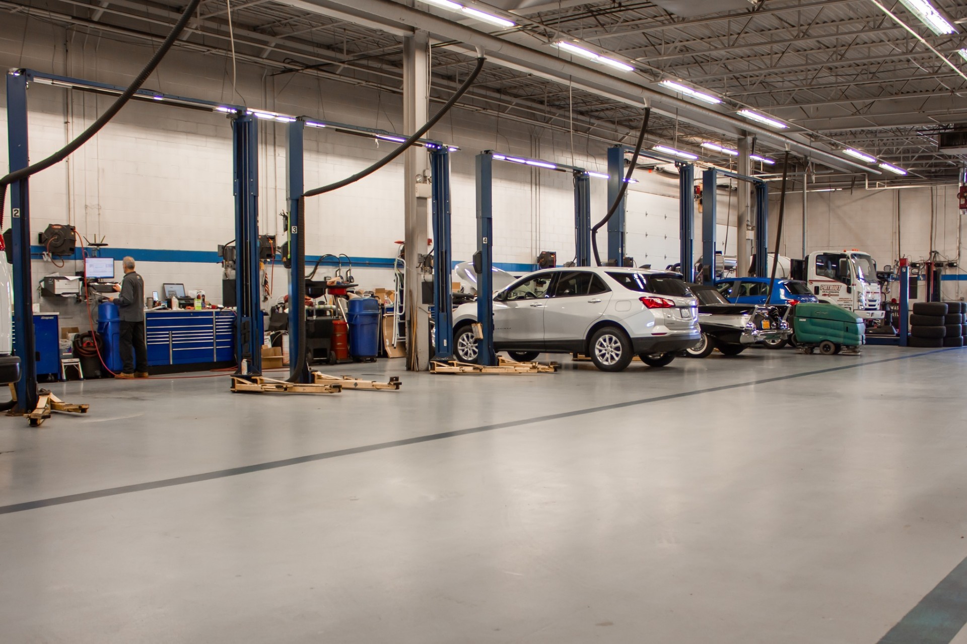 Wide Patriot dealership shop floor with clean bays and multiple lifts